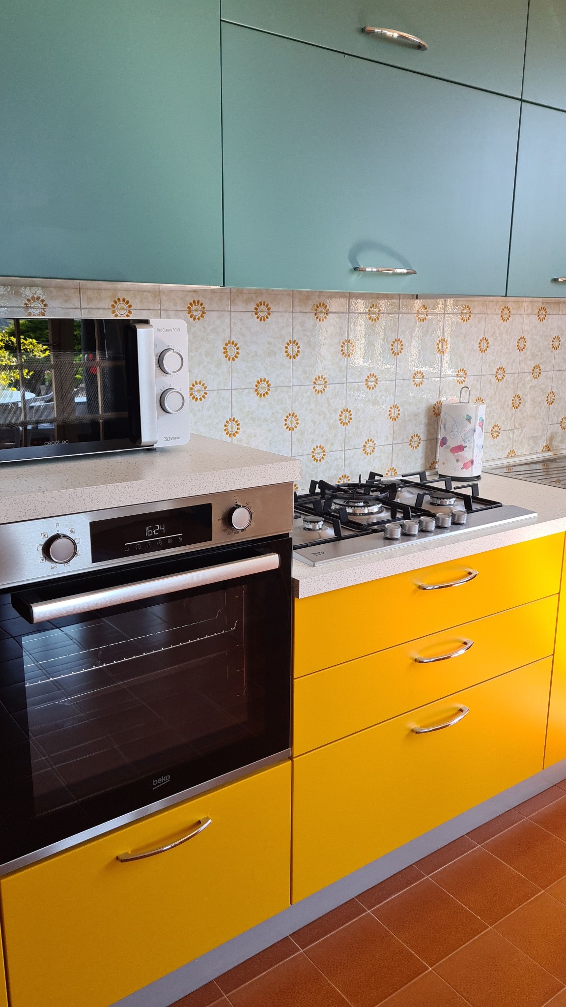 Actual oven, gas hob and microwave